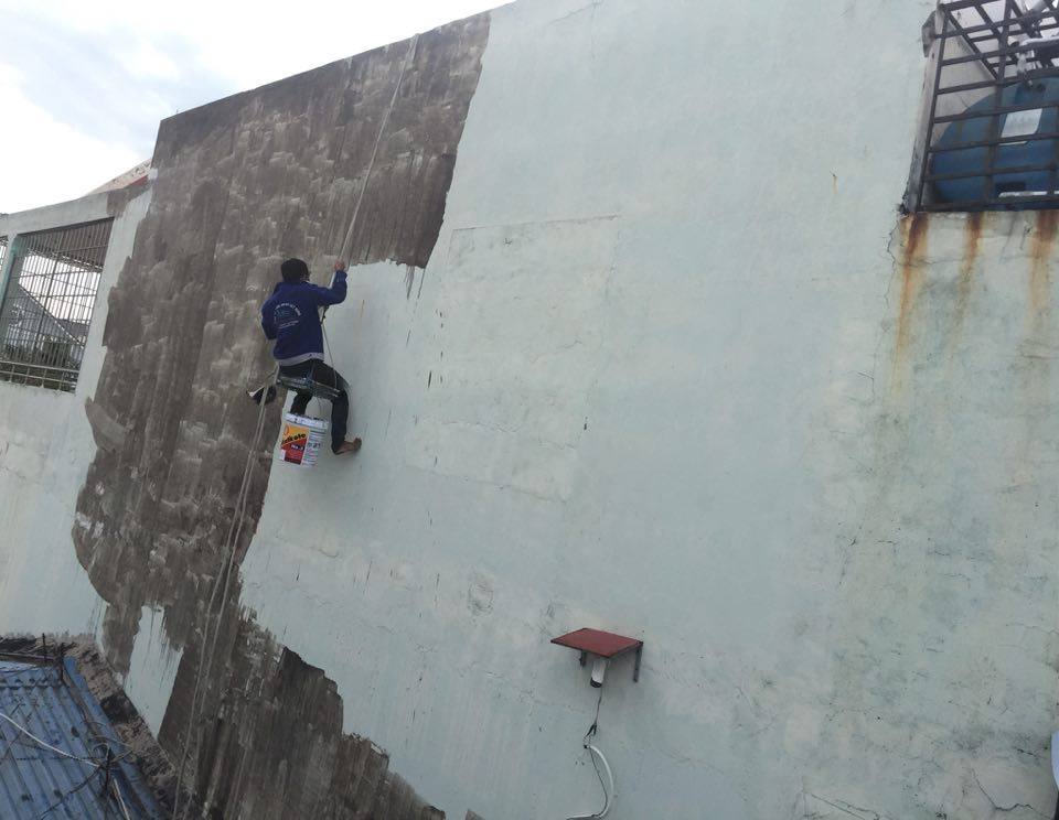 Thợ thi công chống thấm tường nhà tại TPHCM