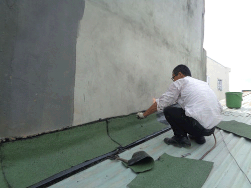 Thợ chống thấm xử lý khe hở giữa mái tôn và tường
