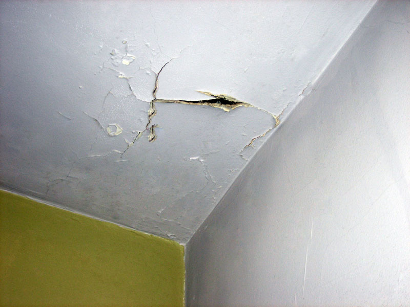Dịch vụ chống thấm trần nhà bị nứt thấm nước