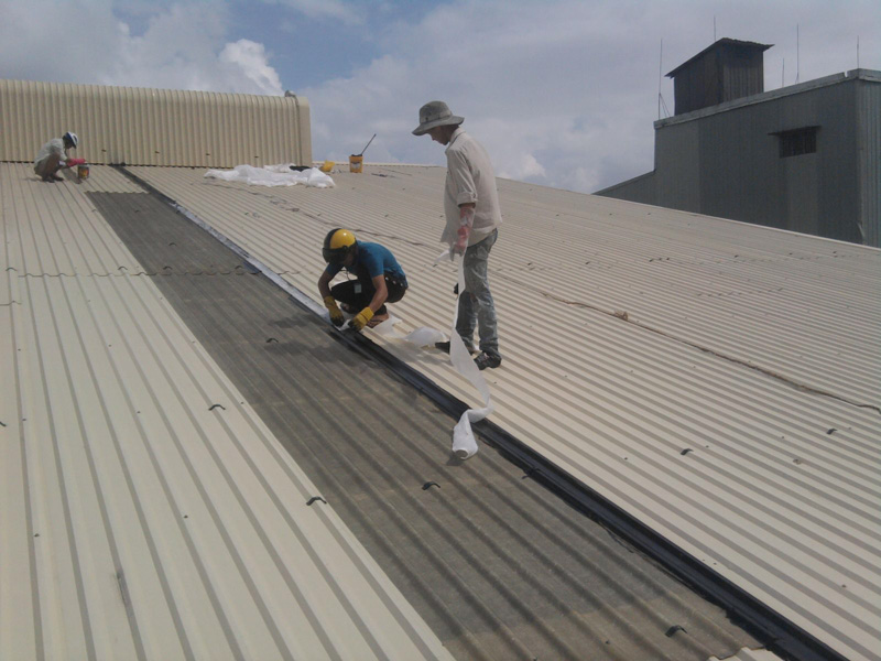 Hình ảnh thợ chống dột mái tôn tại quận 9 tphcm