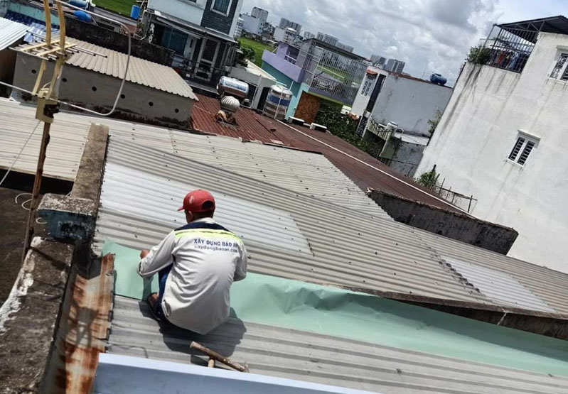 Thợ thi công chống dột mái tôn tại quận Tân Bình